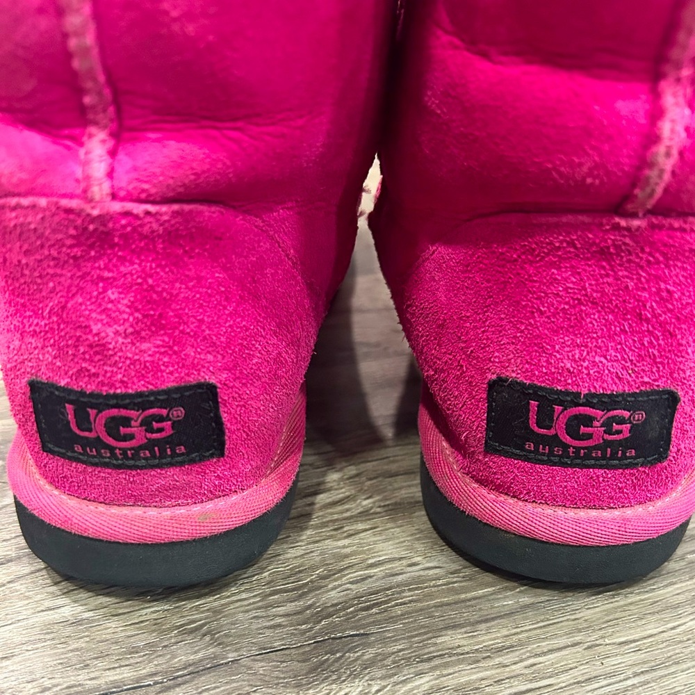 Girls pink Uggs size 5